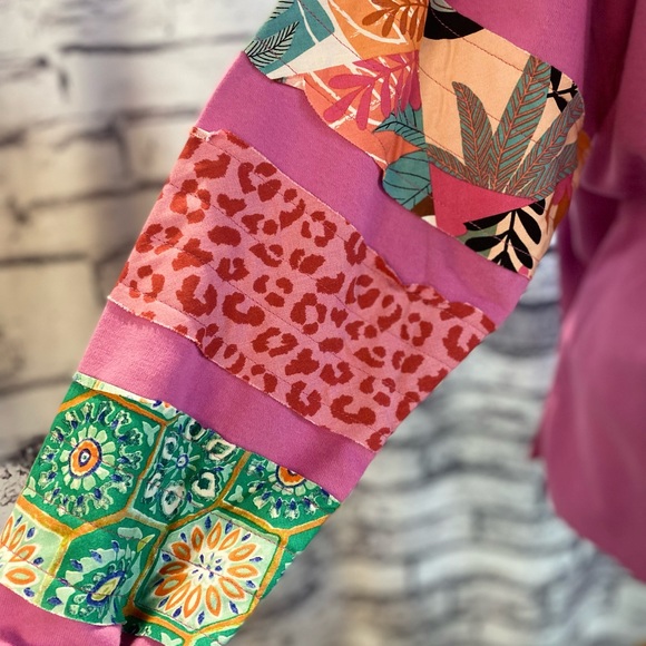 Easel lightweight sweatshirt. Several sizes available. - Picture 4 of 5